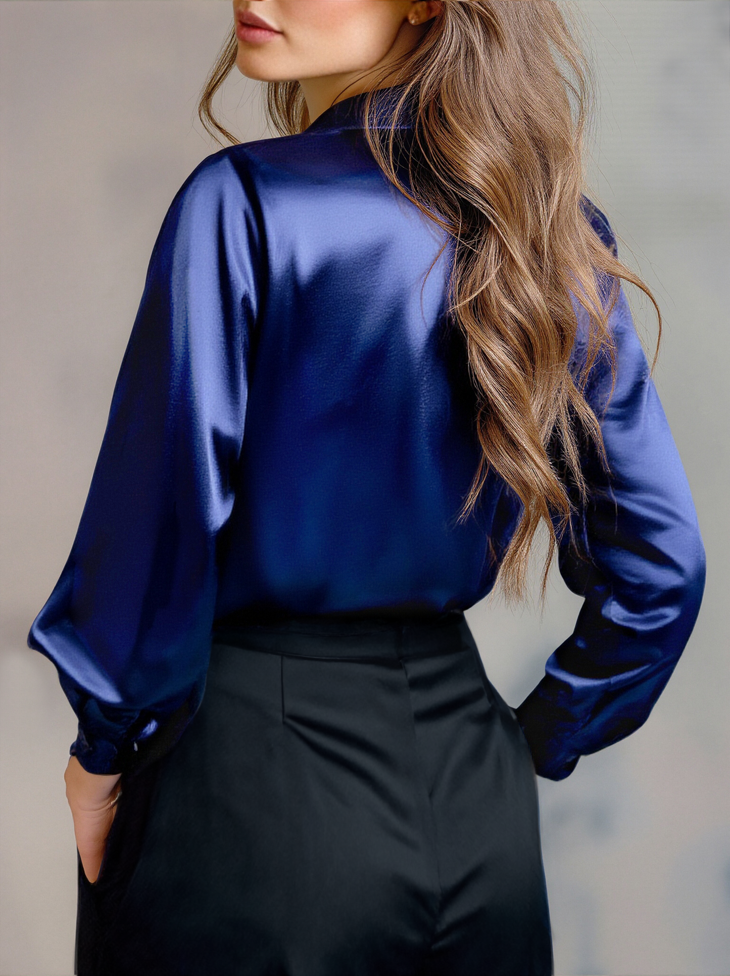 Blusa satinada azul marino vista posterior
