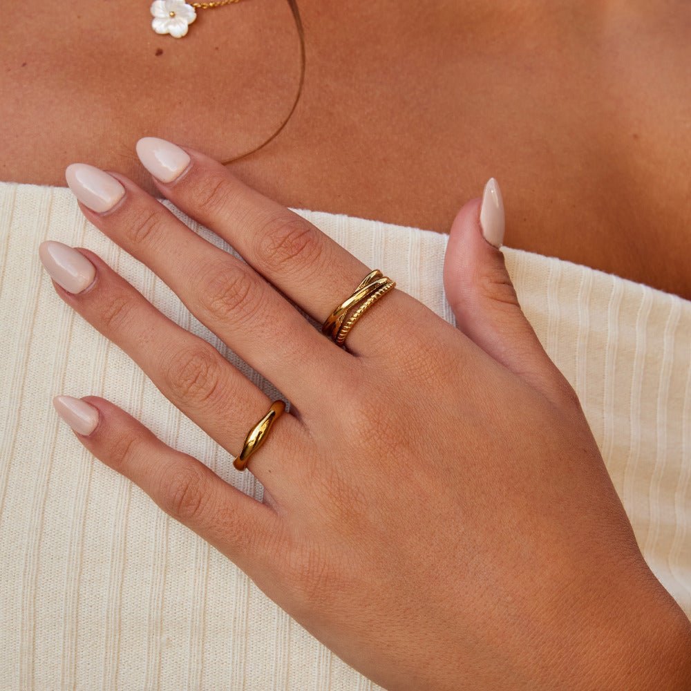 Briana - Anillo Cruzado Torcido Dorado