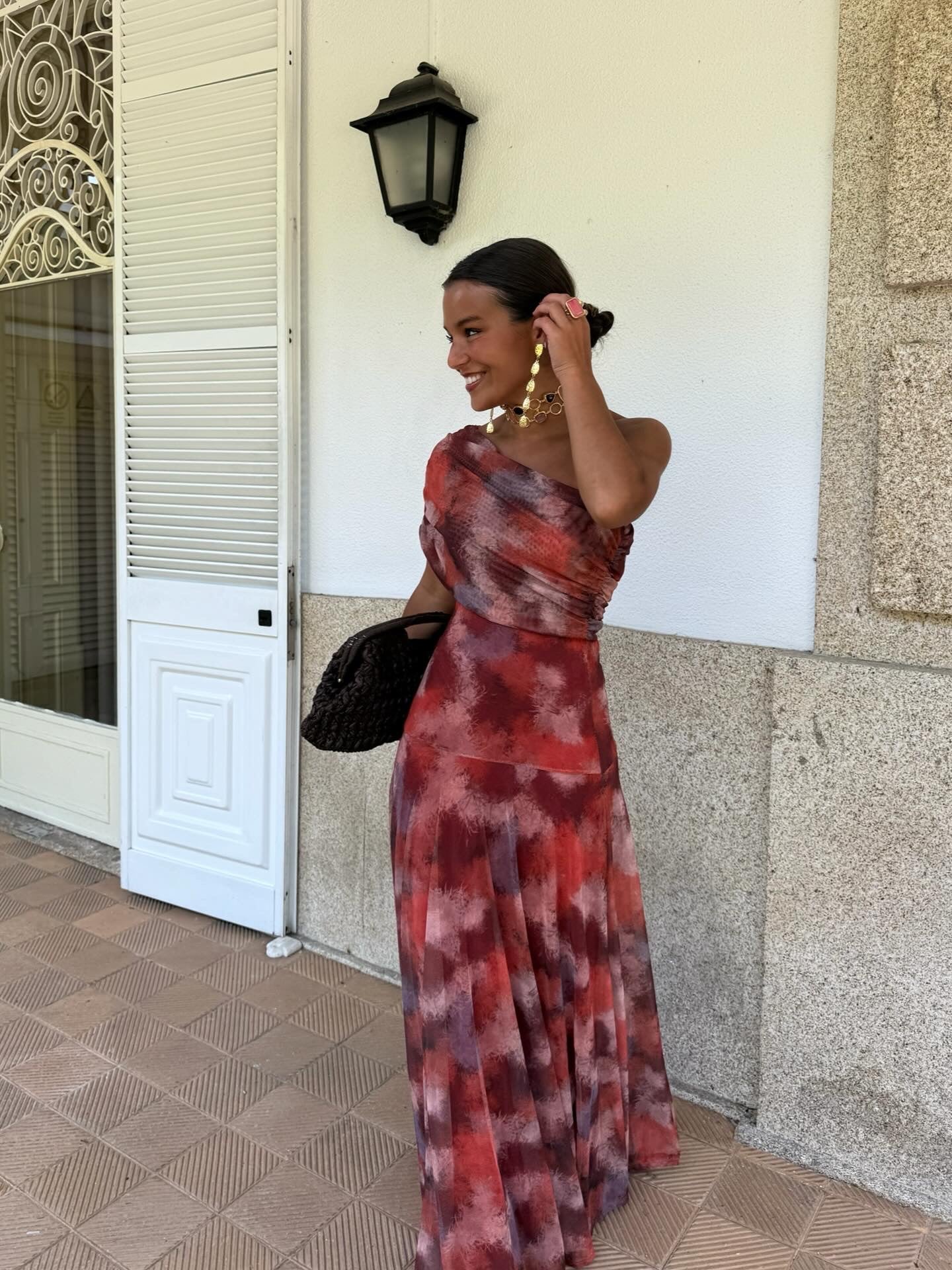 Valeria – Vestido Largo con Hombro Caído y Estampado Acuarela