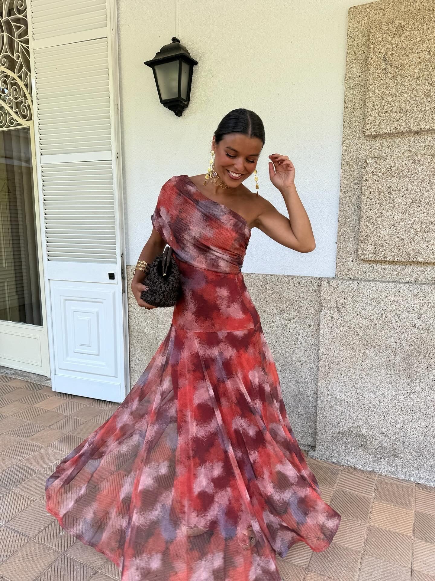 Valeria – Vestido Largo con Hombro Caído y Estampado Acuarela