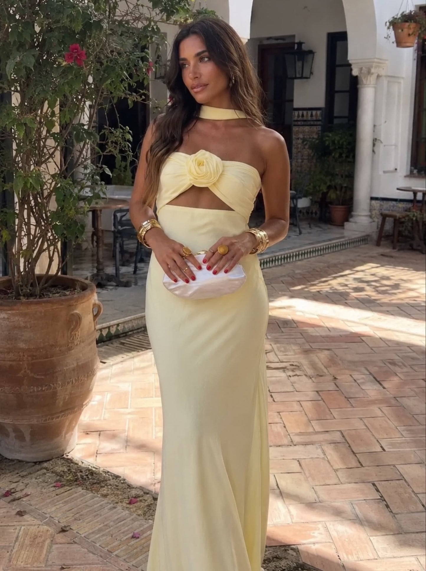 Aitana – Vestido Maxi Halter con Rosa Corsage