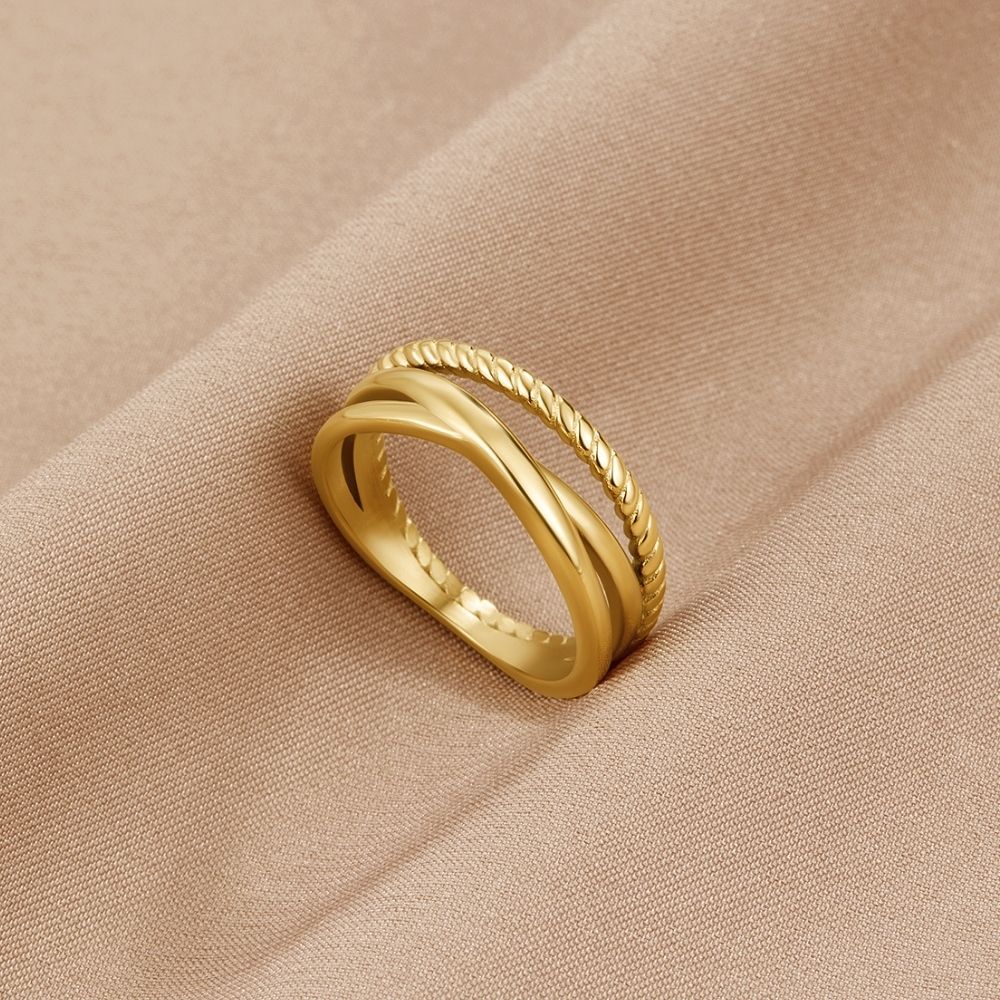 Briana - Anillo Cruzado Torcido Dorado