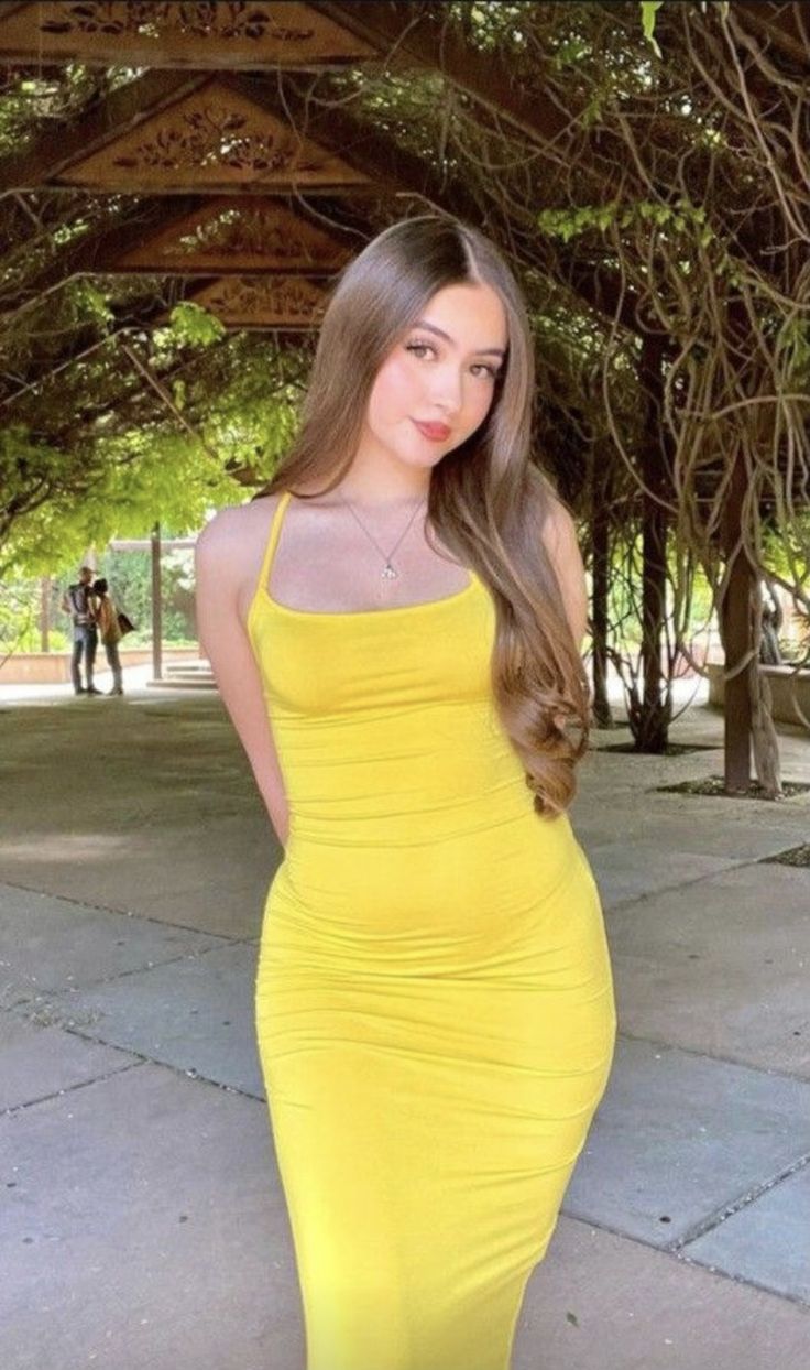 Clienta Xiomara Vargas con vestido amarillo