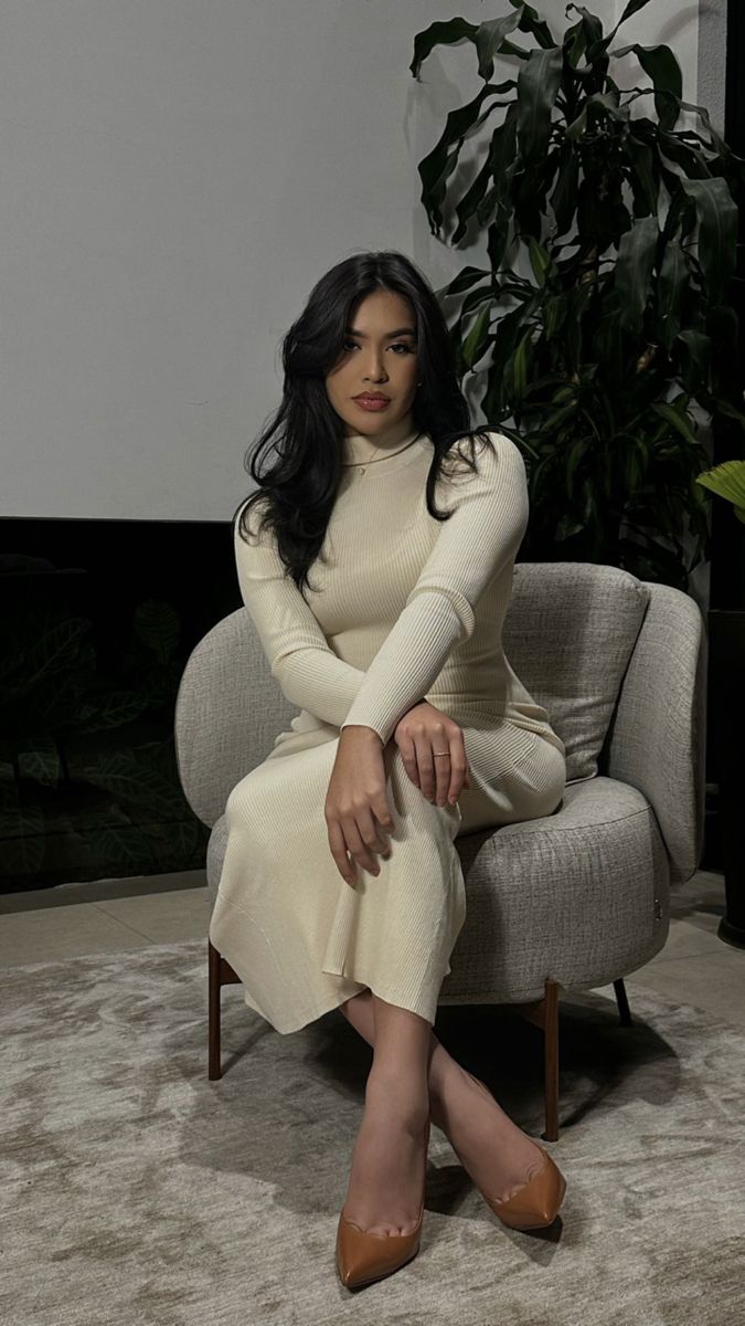 Clienta Xiomara Vargas con conjunto beige