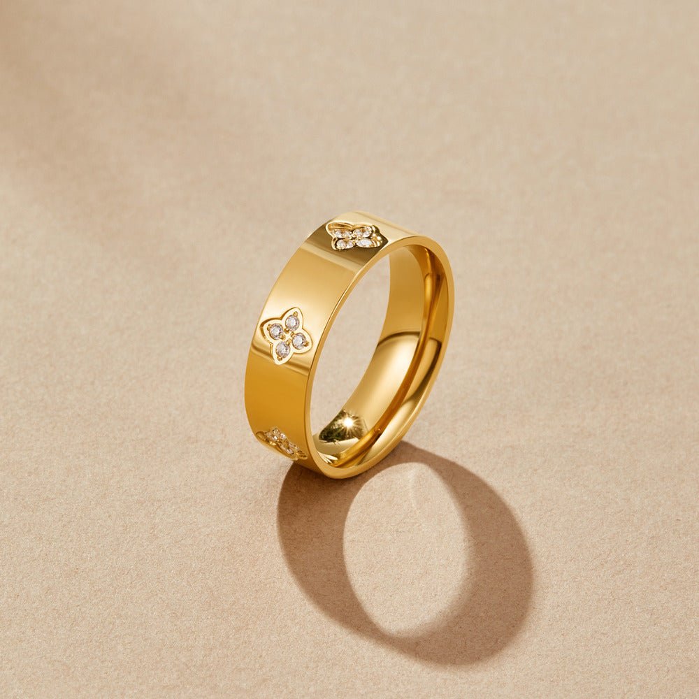 Pamela - Anillo Banda de Trébol con Cristales