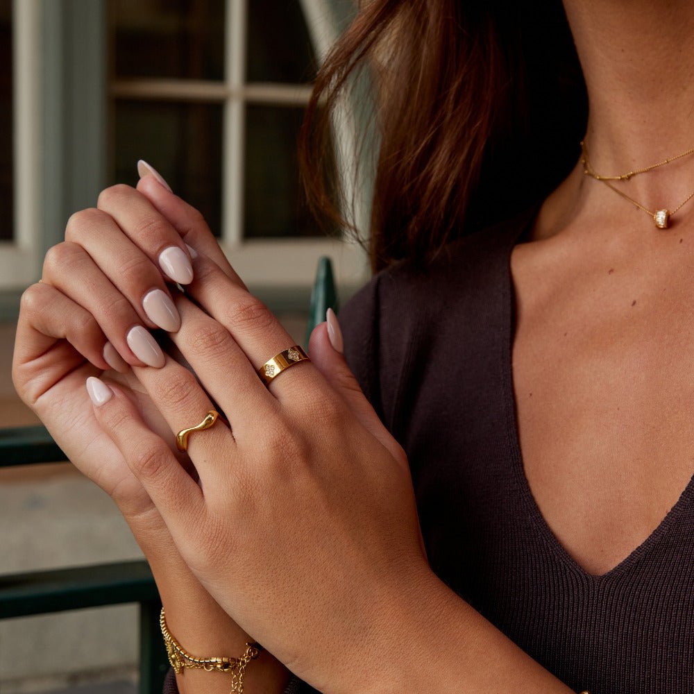 Pamela - Anillo Banda de Trébol con Cristales