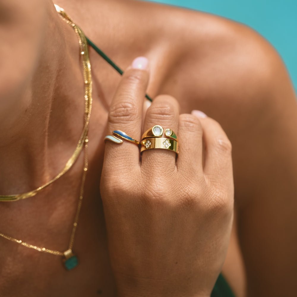 Pamela - Anillo Banda de Trébol con Cristales