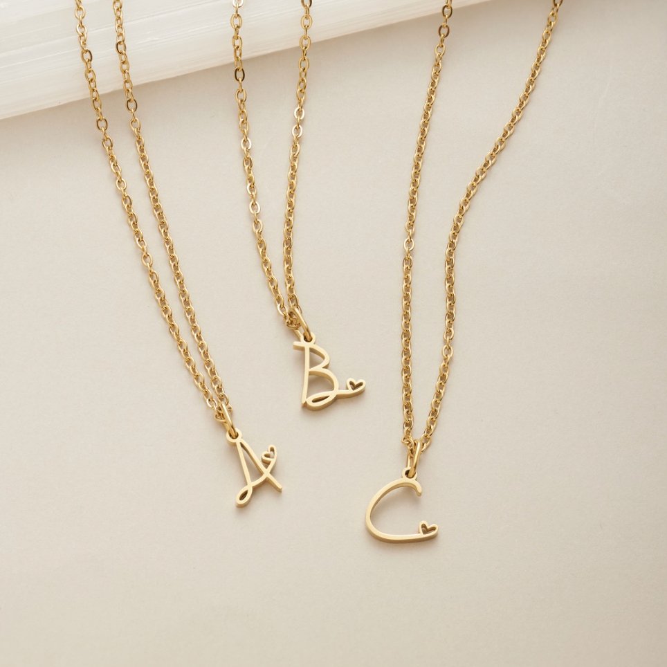Julieta - Collar de Inicial con Corazón Dorado
