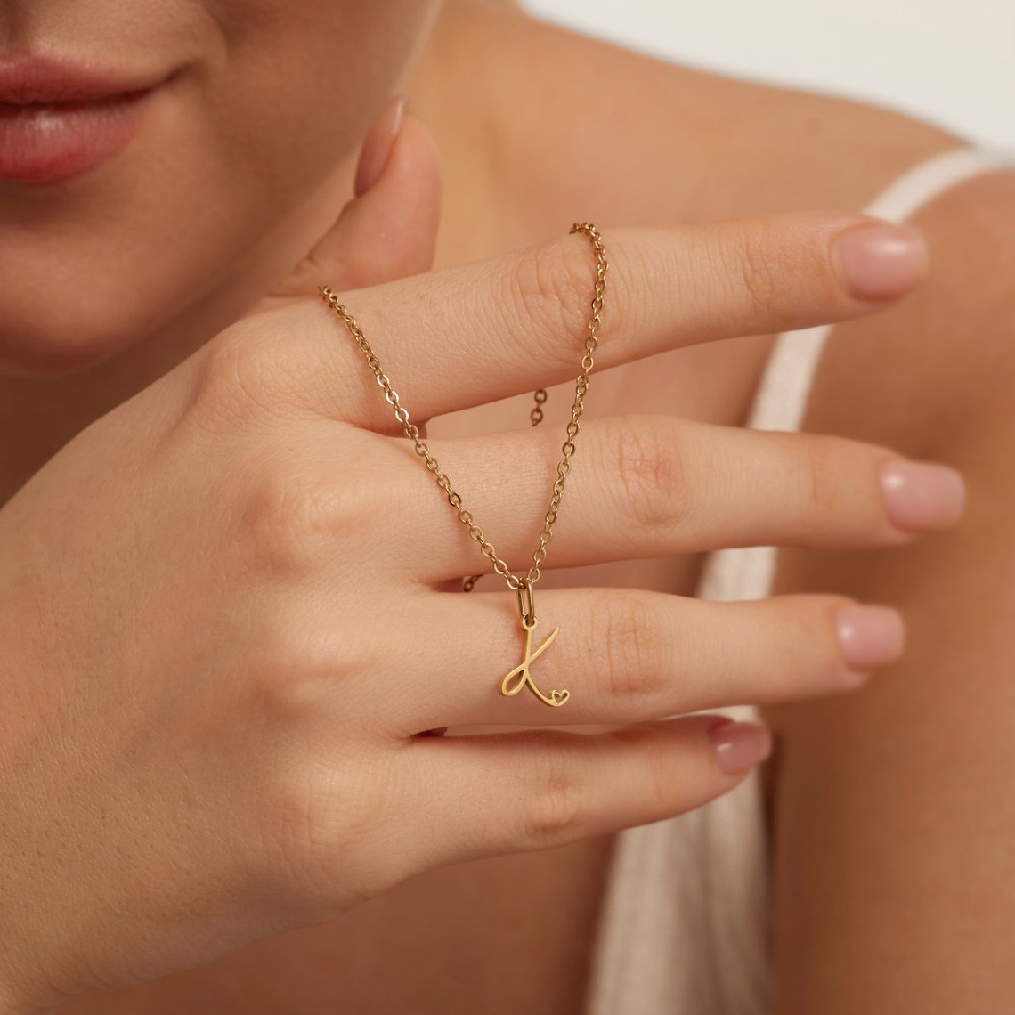 Julieta - Collar de Inicial con Corazón Dorado