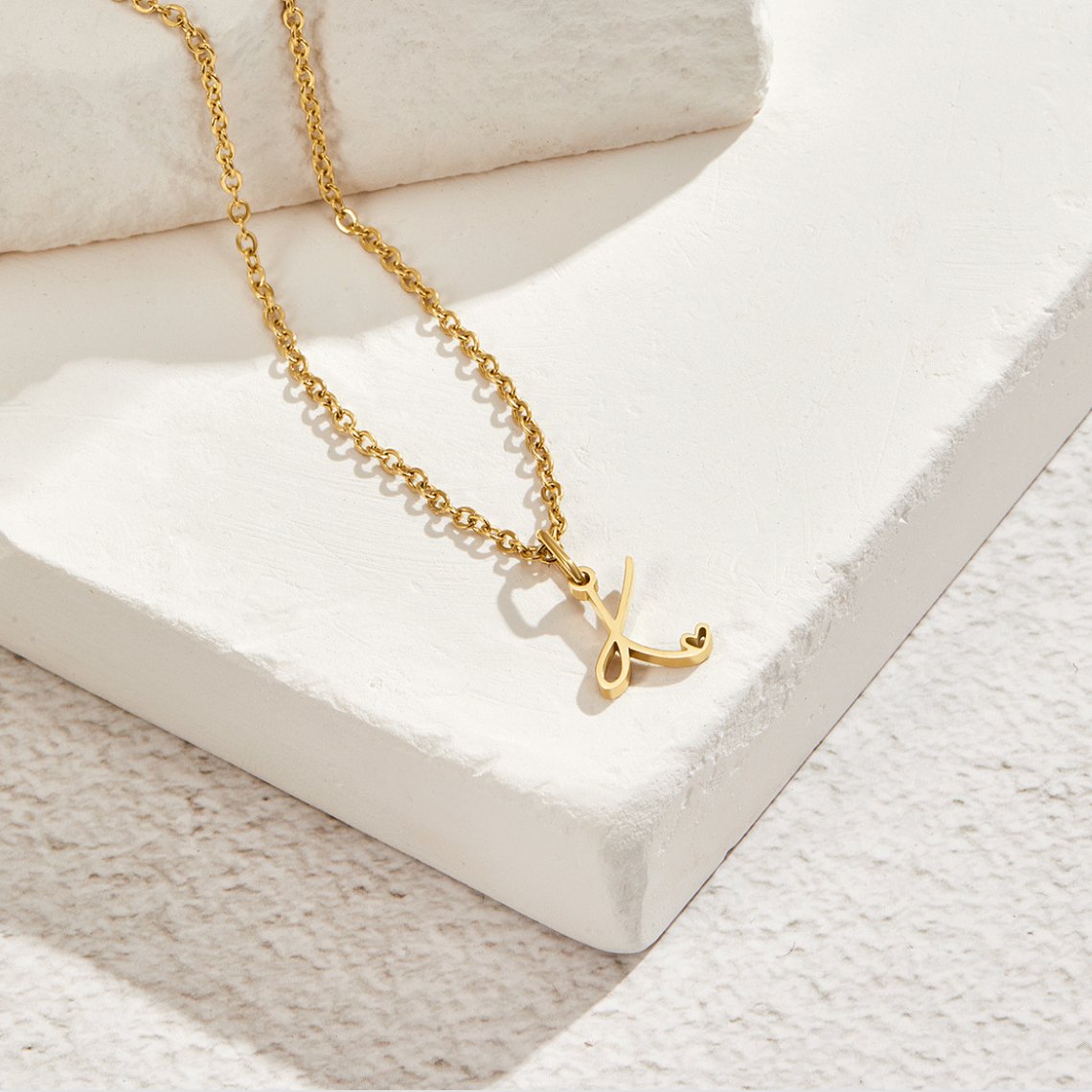 Julieta - Collar de Inicial con Corazón Dorado
