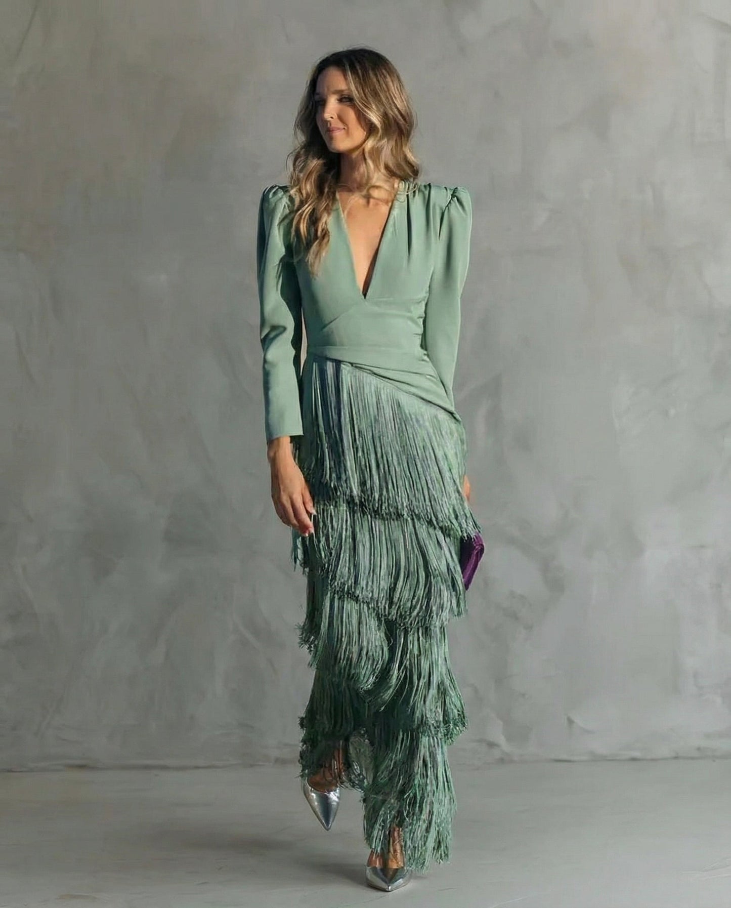 Astrid – Vestido Elegante con Mangas de Flecos