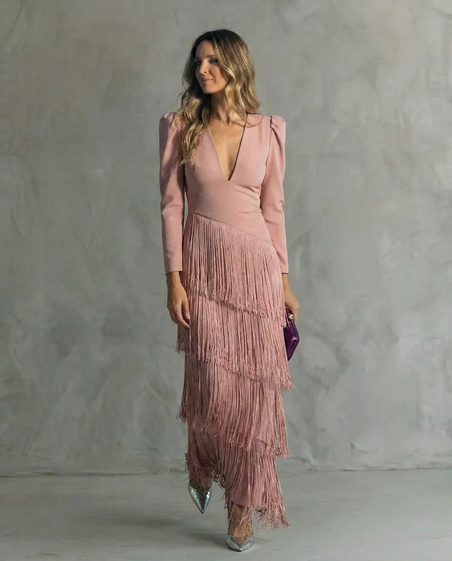 Astrid – Vestido Elegante con Mangas de Flecos
