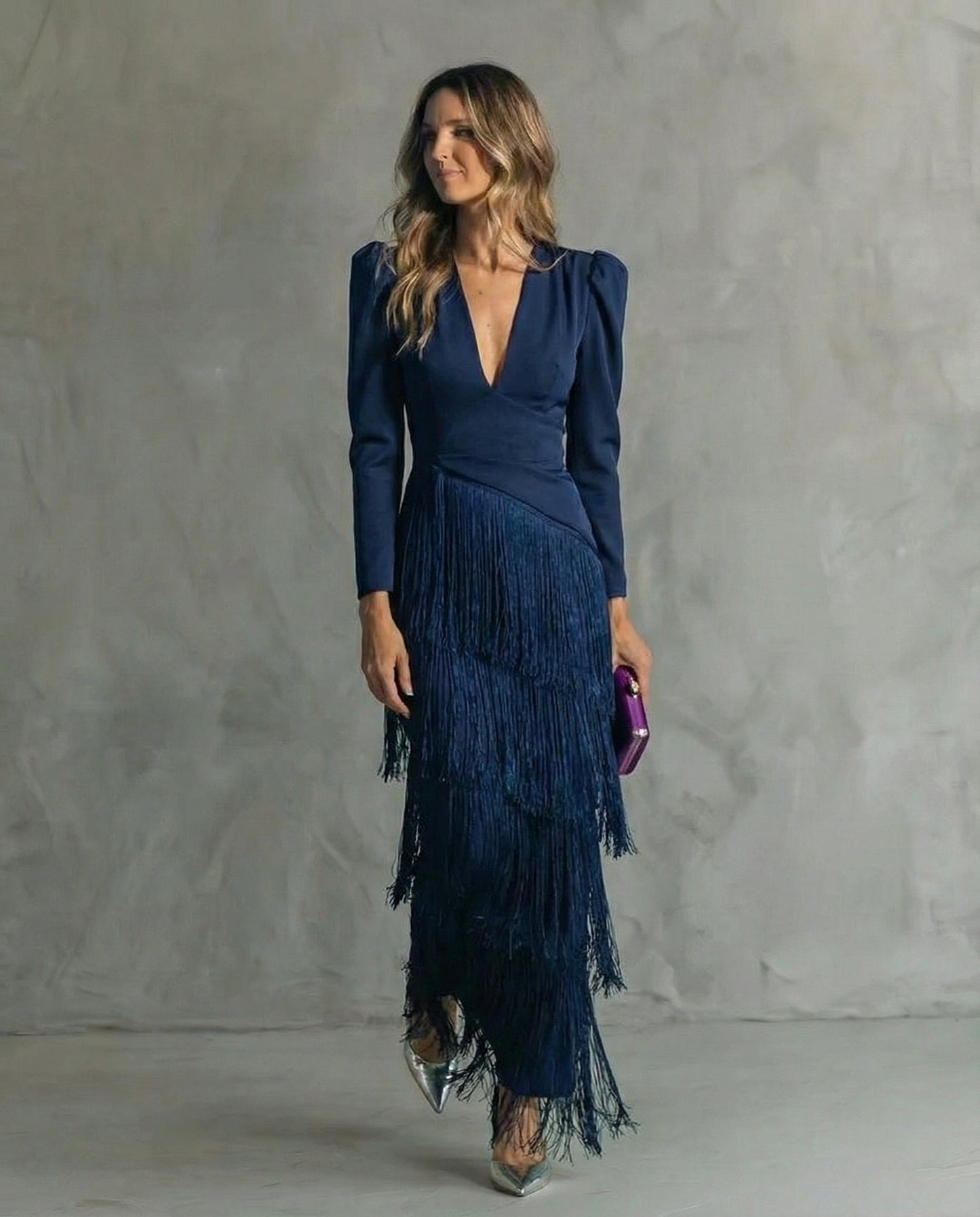 Astrid – Vestido Elegante con Mangas de Flecos