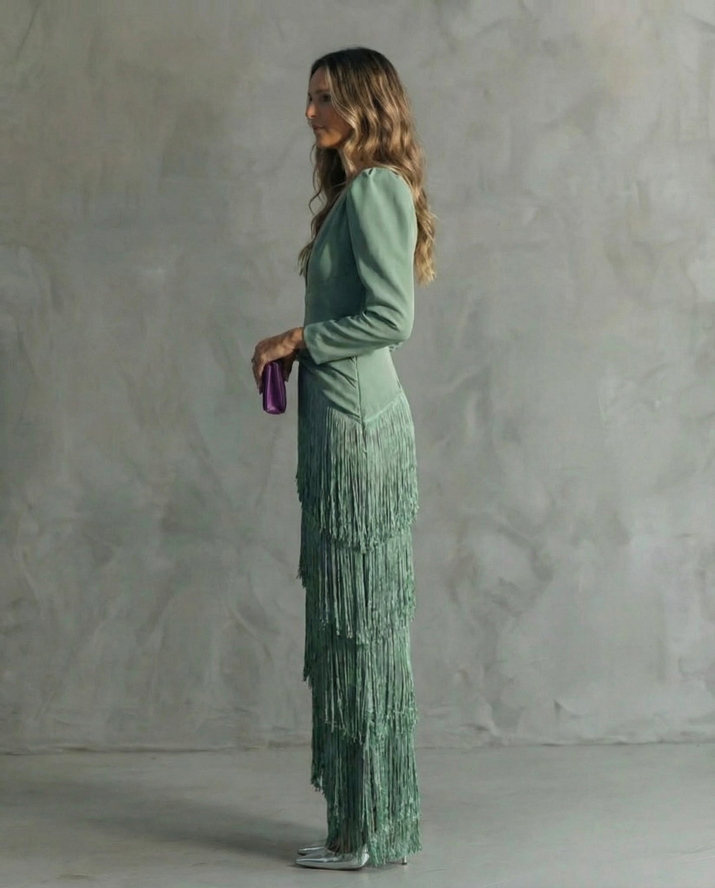 Astrid – Vestido Elegante con Mangas de Flecos
