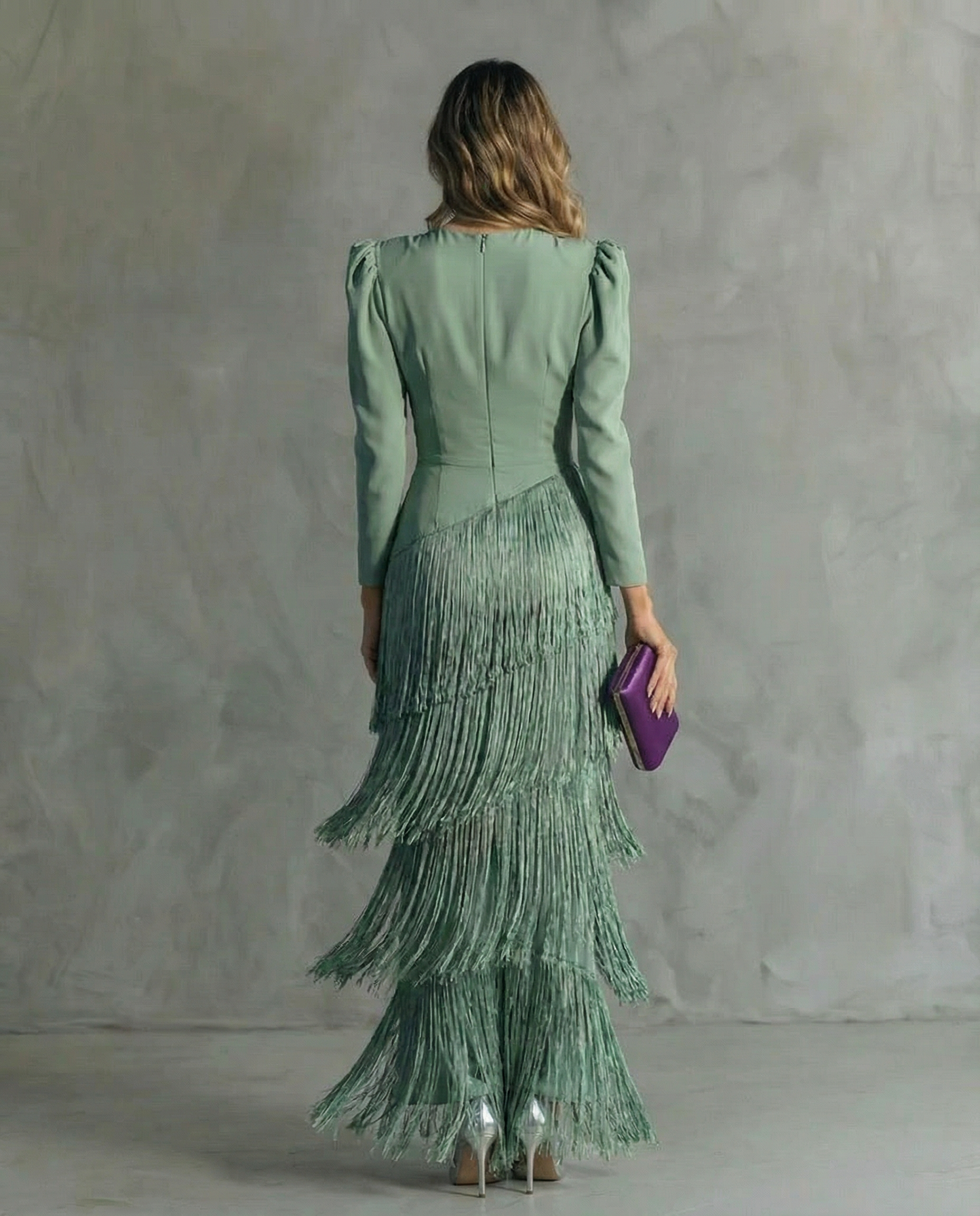 Astrid – Vestido Elegante con Mangas de Flecos