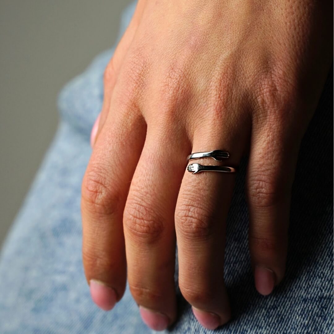 Modelo usando el anillo abrazo dorado